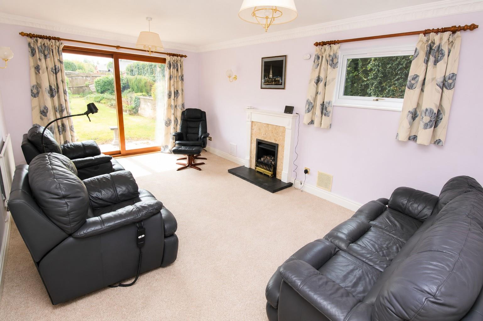 5 bed property in Carew Close, Reading